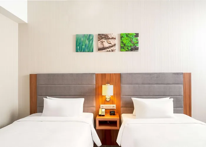 מלון Hilton Garden Old Town 4*