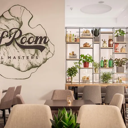 Hilton Garden Old Town Hotell 4*